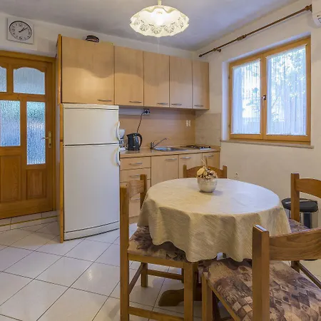 Romantisches Studio-apartment Nur 410 Meter Zum Mit Privatparkpatz Appartement Selce